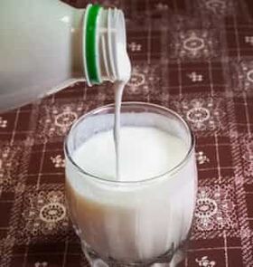 Un vaso de kefir fresco