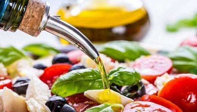 Ensalada de verduras con aceite vexetal, prato de dieta mediterránea